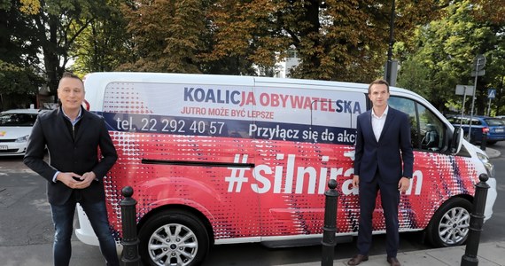 Koalicja Obywatelska wystartowała z nową akcją: "Silni razem". Specjalny bus i infolinia będą zachęcać do wspierania kampanii opozycji przed wyborami do Sejmu i Senatu. Jak wyjaśniał na konferencji prasowej poseł PO-KO Krzysztof Brejza, "Silni razem" to kontynuacja "kampanii otwartej, kampanii wspólnej ze wszystkimi ludźmi dobrej woli". Akcja Koalicji Obywatelskiej zdążyła już wywołać małe polityczne zamieszanie. Rzeczniczka SLD ogłosiła na Twitterze, że "to niedopuszczalne przejęcie obywatelskiego hasztaga przez jeden komitet wyborczy" i "zawłaszczenie wspaniałej ponadpartyjnej akcji". Politycy Prawa i Sprawiedliwości z kolei ocenili funkcjonowanie hasztaga jako "systemowy, obrzydliwy, odrażający, wulgarny hejt" i zaapelowali do kandydatki KO na premiera Małgorzaty Kidawy-Błońskiej, by "odcięła się" od "haniebnej" akcji.