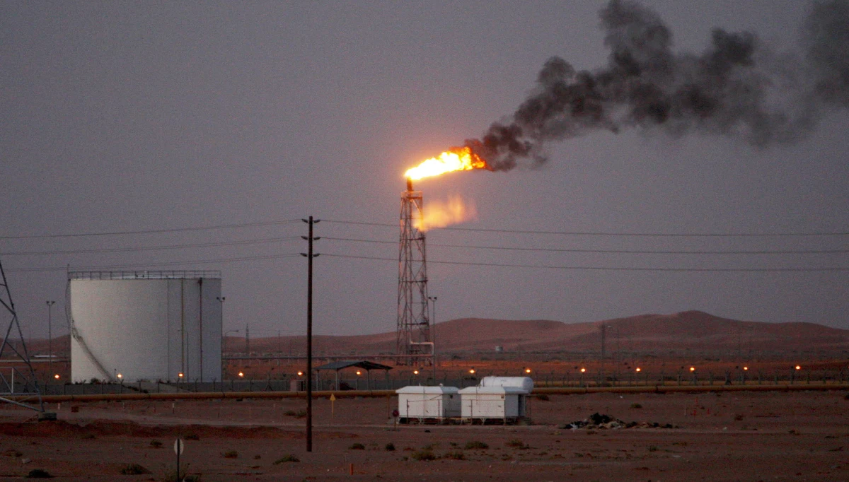 Brytyjski minister spraw zagranicznych Dominic Raab potępił w poniedziałek ataki na instalacje naftowe w Arabii Saudyjskiej i podkreślił, że nie jest jeszcze jasne, kto za nimi stał.