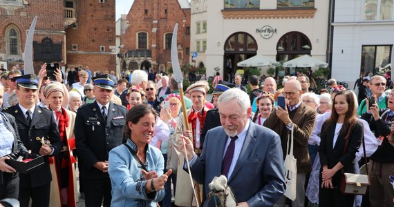 Do Krakowa dotarła replika mongolskiej strzały, którą według legendy Tatarzy w 1287 r. przestrzelili gardło strażnika alarmującego o najeździe wroga. To dlatego melodia hejnału mariackiego kończy się nagle – w tym samym miejscu, w którym przestał ją grać bohaterski trębacz.