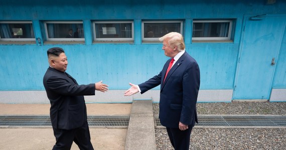 Kim Dzong Un zaprosił Donalda Trumpa do Pjongjangu - donosi, powołując się na źródło dyplomatyczne, południowokoreański dziennik "Dzung-ang Ilbo". Według gazety, przywódca Korei Północnej wystosował zaproszenie w liście przekazanym prezydentowi USA w sierpniu - drugim, jaki Trump otrzymał od Kima tego miesiąca.