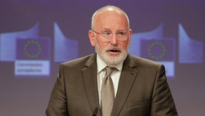 Frans Timmermans ostrzega Polskę i Węgry. Spór w debacie o praworządności