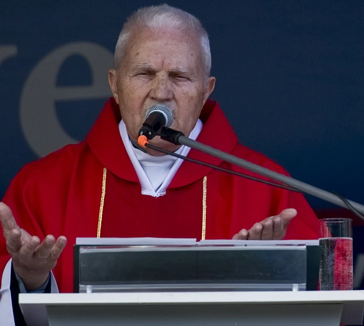 Ksiądz Walerian Słomka skazany na przeprosiny za czyny pedofilskie stracił właśnie order. Jak nieoficjalnie ustalił dziennikarz RMF FM, o odebraniu duchownemu Krzyża Oficerskiego Orderu Odrodzenia Polski zdecydował prezydent Andrzej Duda.