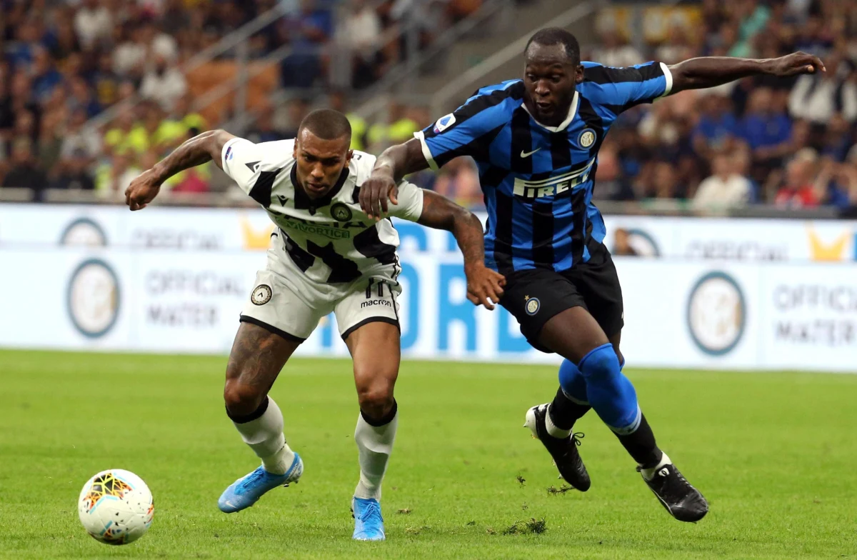 Romelu Lukaku świetnie sobie radzi na włoskich boiskach. Nie może jednak w pełni cieszyć się ze swoich sukcesów, bo od czasu transferu do Interu Mediolan co jakiś czas jest obrażany na tle rasistowskim. Ostatnio niestosowny komentarz w stosunku do napastnika wygłosił dziennikarz TOPCalcio24.