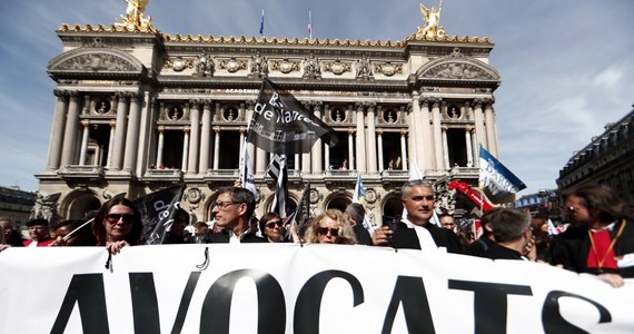 ​Na ulice Paryża wyszli lekarze, prawnicy i piloci linii lotniczych, by zaprotestować przeciw reformie systemu emerytalnego. W całej Francji przedstawiciele sektora finansów publicznych manifestowali swój sprzeciw wobec planów redukcji zatrudnienia.