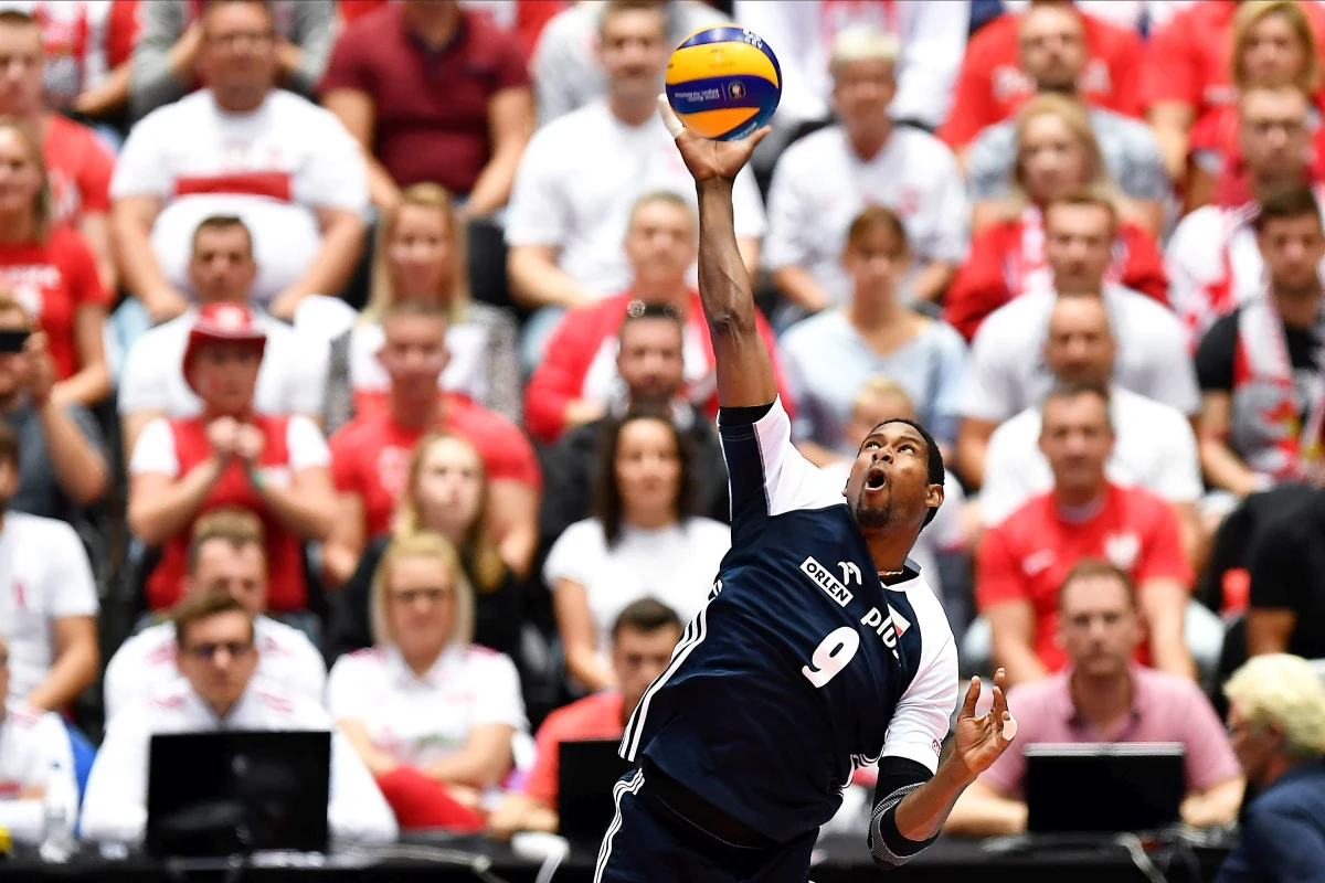 Siatkarska reprezentacja Polski rozkręca się z meczu na mecz. Podopieczni Vitala Heynena rozegrali bardzo dobre spotkanie, w którym pokonali Czechów 3:0 (25:28, 25:23, 25:15). Polacy są niemal pewni awansu do 1/8 finału. Trzecie zwycięstwo "Biało-czerwonych" na mistrzostwach Europy obserwowała grupa trzech tysięcy polskich kibiców.