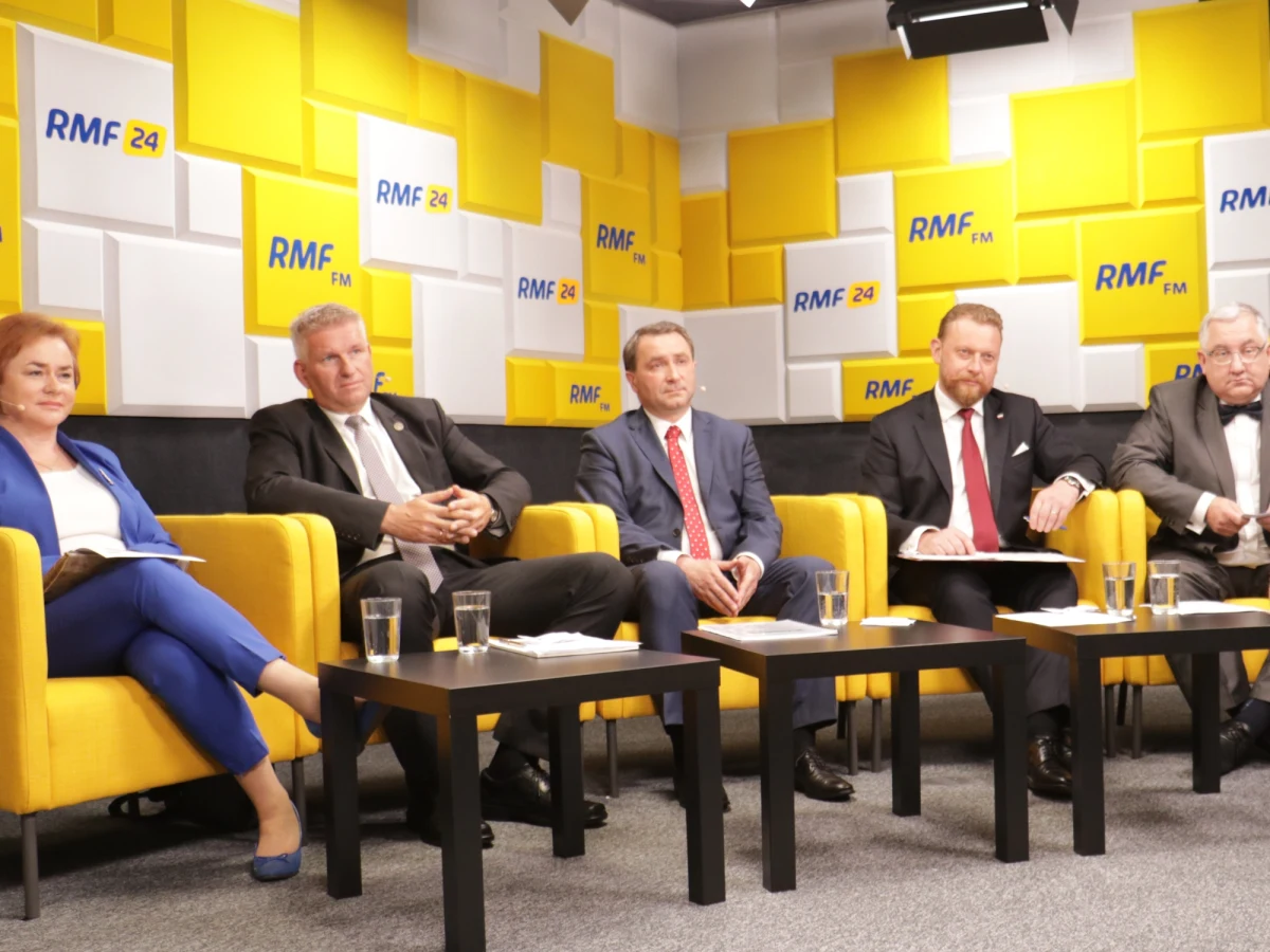 Zdrowie było tematem drugiej debaty "Po prostu Polska" przed wyborami parlamentarnymi 2019, organizowanej przez RMF FM, "Dziennik Gazetę Prawną" i Interię.pl z udziałem polityków z największych ugrupowań. Udział w organizowanej przez nas dyskusji wzięli: Prawo i Sprawiedliwość - Łukasz Szumowski, Koalicja Obywatelska - Lidia Gądek, Polskie Stronnictwo Ludowe - Marek Kos, Lewica - Wojciech Konieczny, Konfederacja - Radosław Czosnowski.