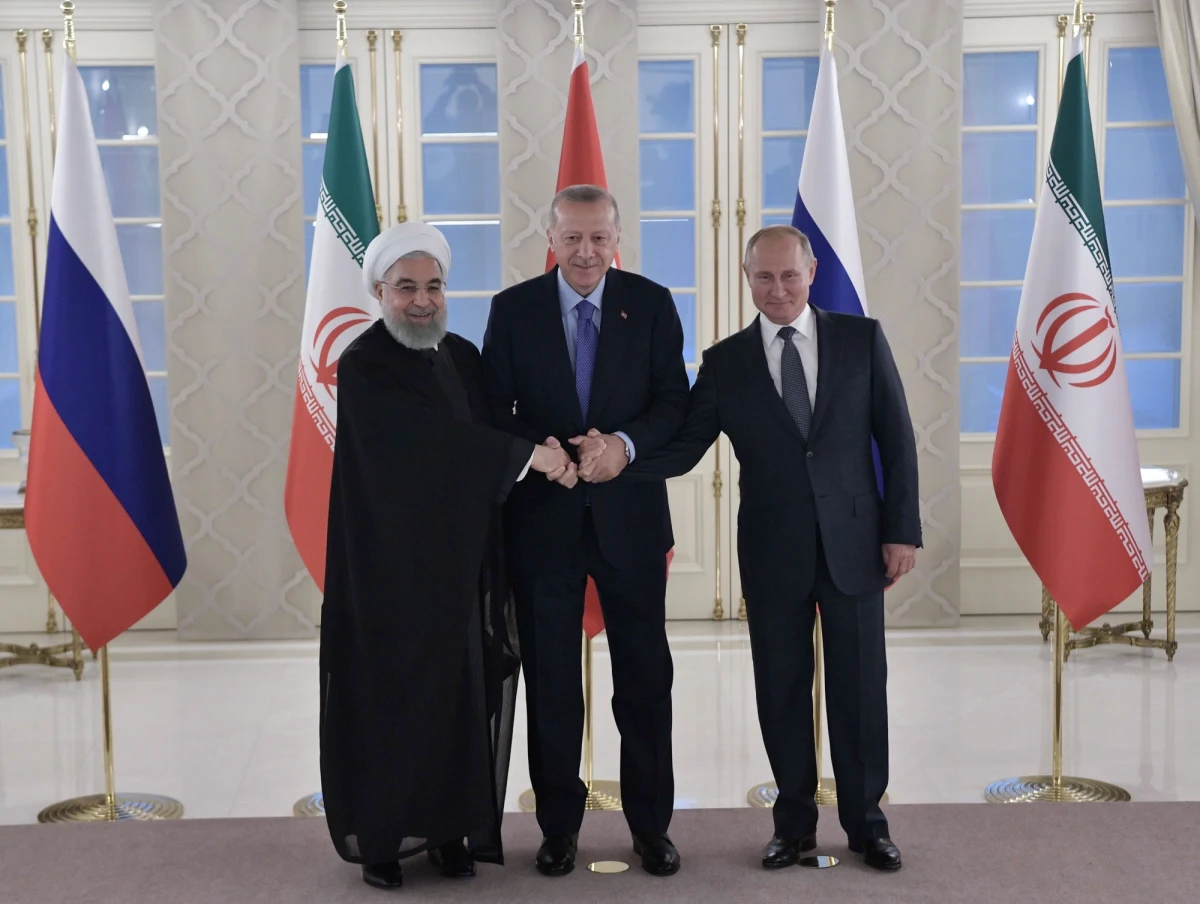 ​Podczas spotkania prezydentów Turcji, Iranu i Rosji - Recepa Tayyipa Erdogana, Hasana Rowhaniego i Władimira Putina - poświęconego sytuacji w syryjskiej prowincji Idlib, Erdogan powiedział, że do strefy bezpieczeństwa mogą powrócić 3 mln Syryjczyków.