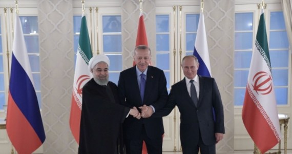 ​Podczas spotkania prezydentów Turcji, Iranu i Rosji - Recepa Tayyipa Erdogana, Hasana Rowhaniego i Władimira Putina - poświęconego sytuacji w syryjskiej prowincji Idlib, Erdogan powiedział, że do strefy bezpieczeństwa mogą powrócić 3 mln Syryjczyków.