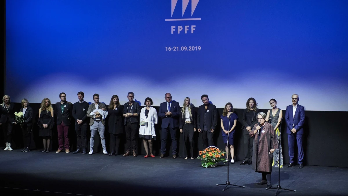 Pokaz "Obywatela Jonesa" Agnieszki Holland o dziennikarzu, który w latach 30. XX w. odkrył tajemnicę Wielkiego Głodu na Ukrainie, zainaugurował w poniedziałek 44. FPFF w Gdyni. "Odwaga co prawda jest droga, ale szalenie ważna. Odważni powinni być nie tylko dziennikarze, ale również filmowcy" - mówiła reżyserka.
