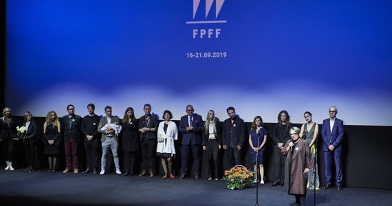 Pokaz "Obywatela Jonesa" Agnieszki Holland o dziennikarzu, który w latach 30. XX w. odkrył tajemnicę Wielkiego Głodu na Ukrainie, zainaugurował w poniedziałek 44. FPFF w Gdyni. "Odwaga co prawda jest droga, ale szalenie ważna. Odważni powinni być nie tylko dziennikarze, ale również filmowcy" - mówiła reżyserka.