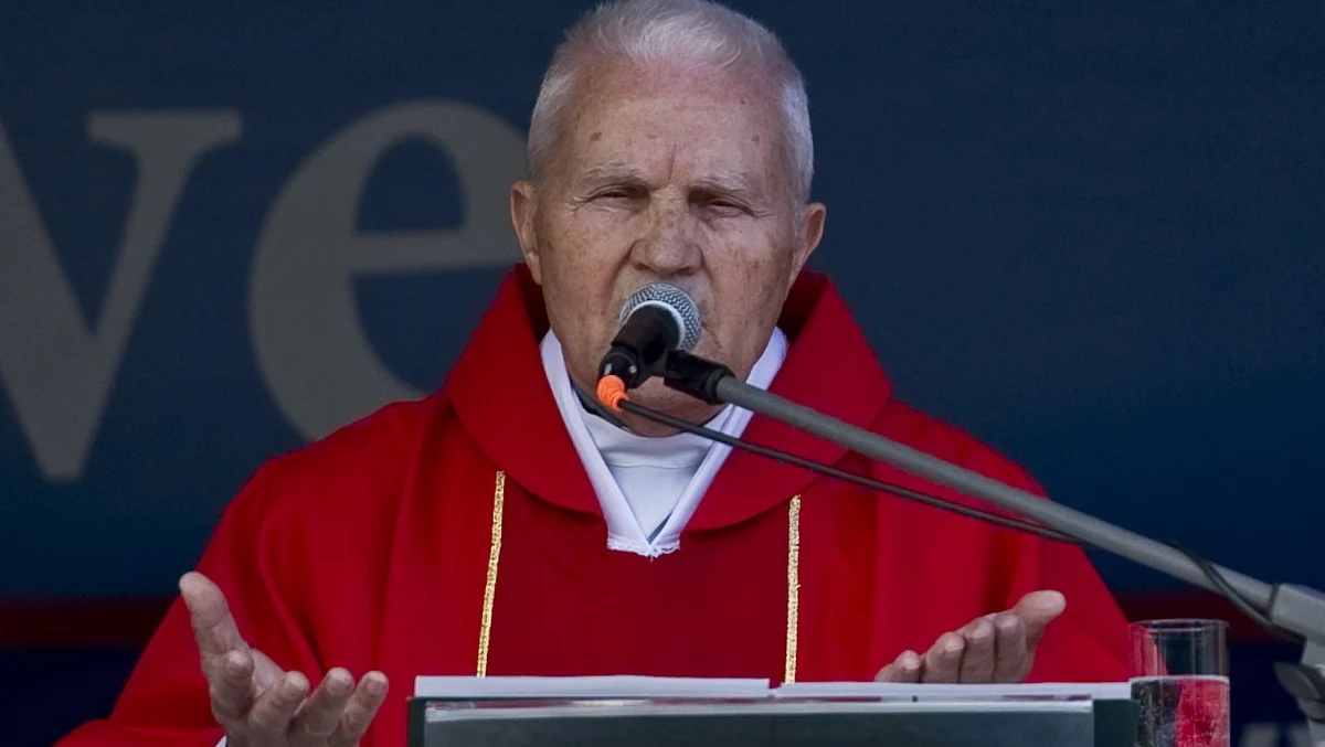 Ks. prof. Walerian Słomka został pozbawiony odznaczenia państwowego na wniosek ofiary swoich pedofilskich działań. Kancelaria Prezydenta potwierdziła naszą wczorajszą informację o odebraniu byłemu wykładowcy KUL Krzyża Oficerskiego Orderu Odrodzenia Polski. Ks. Słomka miał się dopuszczać czynów pedofilskich w latach 1986-1994.