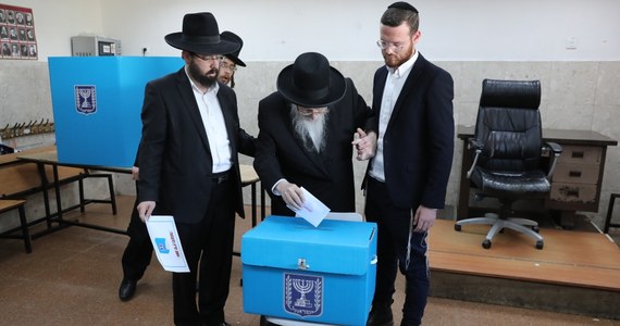 W Izraelu rozpoczęły się dziś przedterminowe wybory parlamentarne – już drugie w tej kadencji. Choć w poprzednich, kwietniowych, prawicowe partie miały przewagę, to nie udało się im utworzyć rządu. Dla Benjamina Netanjahu dzisiejsze głosowanie to walka o polityczną przyszłość  - jeśli straci tekę premiera, najprawdopodobniej trafi przed sąd. 