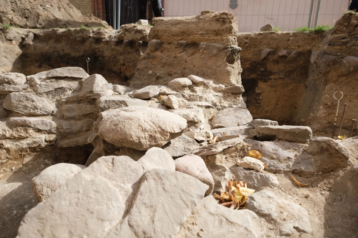 Fragment jednej z najwcześniejszych budowli kamiennych w kraju odkryto na Górze Lecha w Gnieźnie. Niewykluczone, że znalezisko datowane na X/XI wiek to część siedziby pierwszych polskich władców.