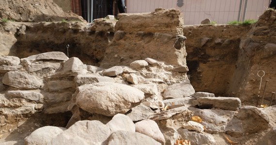 Fragment jednej z najwcześniejszych budowli kamiennych w kraju odkryto na Górze Lecha w Gnieźnie. Niewykluczone, że znalezisko datowane na X/XI wiek to część siedziby pierwszych polskich władców.