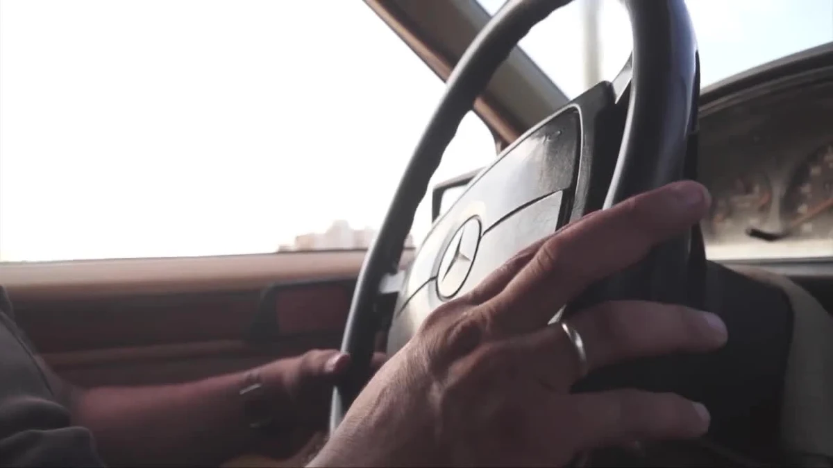 Saadallah Ziad Mohammed Annaba, 36-latek ze Strefy Gazy, pracuje jako taksówkarz, mimo że... kilkanaście lat temu stracił nogi po wybuchu pocisku, wystrzelonego przez izraelski samolot. "Jestem ojcem trojga dzieci. Byłem pracownikiem administracji Autonomii Palestyńskiej, a teraz zarabiam na życie jako taksówkarz. Zmusiły mnie do tego kryzys ekonomiczny i pogarszające się warunki życia w Strefie Gazy. Pracuję przez 3-4 godziny dziennie, bo na więcej nie pozwala mi niestety stan zdrowia" - powiedział Annaba.