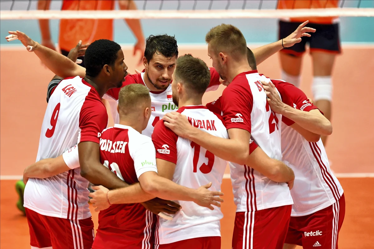 Cztery spotkania, cztery zwycięstwa - takim bilansem mogą się pochwalić polscy siatkarze na mistrzostwach Europy. We wtorek mierzyli się z jedną z najsłabszych drużyn turnieju - Czarnogórą i zgodnie z oczekiwaniami łatwo wygrali spotkanie 3:0 (25:10,25:17, 25:19). Tym samym zapewnili sobie awans do 1/8 finału turnieju.