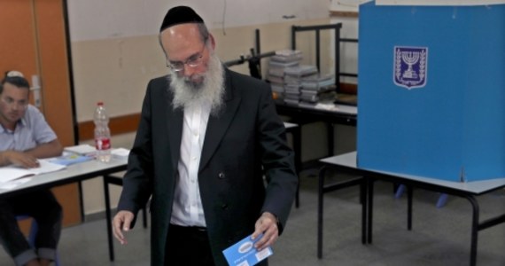 Prawicowa partia Likud premiera Izraela Benjamina Netanjahu i centrolewicowa koalicja Niebiesko-Białych pod wodzą byłego szefa sztabu generalnego Benny'ego Gantza uzyskały we wtorkowych wyborach parlamentarnych porównywalną liczbę głosów - wynika z sondaży exit poll.