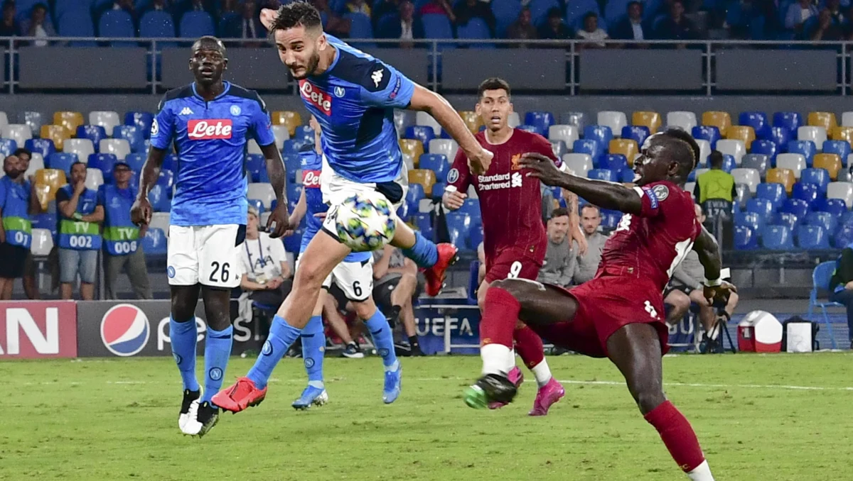 Broniący trofeum Liverpool uległ na wyjeździe Napoli 0:2 w pierwszej kolejce piłkarskiej Ligi Mistrzów. Nie było goli w Dortmundzie, gdzie Borussia podejmowała Barcelonę. Do niespodzianki doszło w Londynie - Chelsea przegrała tam z Valencią 0:1.