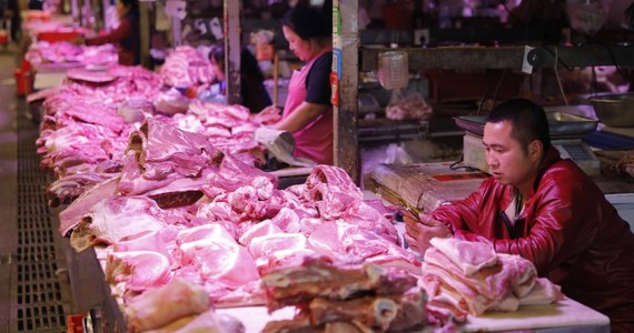 Wzrost cen wieprzowiny, związany z epidemią afrykańskiego pomoru świń (ASF), uderza w handlowców i konsumentów w Chinach. Dla wielu Chińczyków wieprzowina jest podstawą codziennego jadłospisu i często określana jest w tym kraju po prostu jako "mięso". 