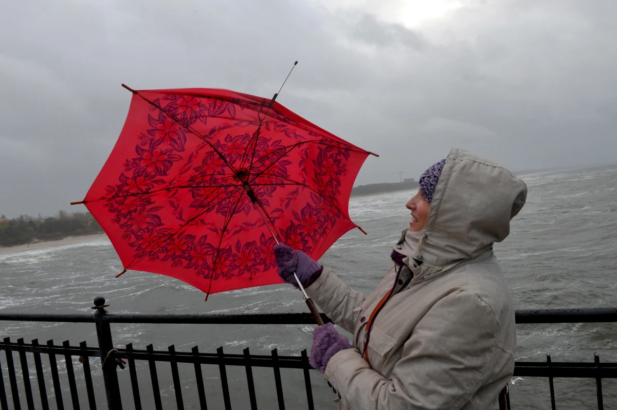 Dwie osoby zostały ranne w trakcie wichur, jakie szalały w nocy nad Polską. Na Dolnym Śląsku jedna osoba została uderzona konarem, w Zachodniopomorskiem podczas interwencji ucierpiał strażak. Do szóstej rano strażacy zanotowali w całym kraju ponad 790 interwencji. W tej chwili ostrzeżenia przed silnym wiatrem obowiązują na terenie 9 województw.