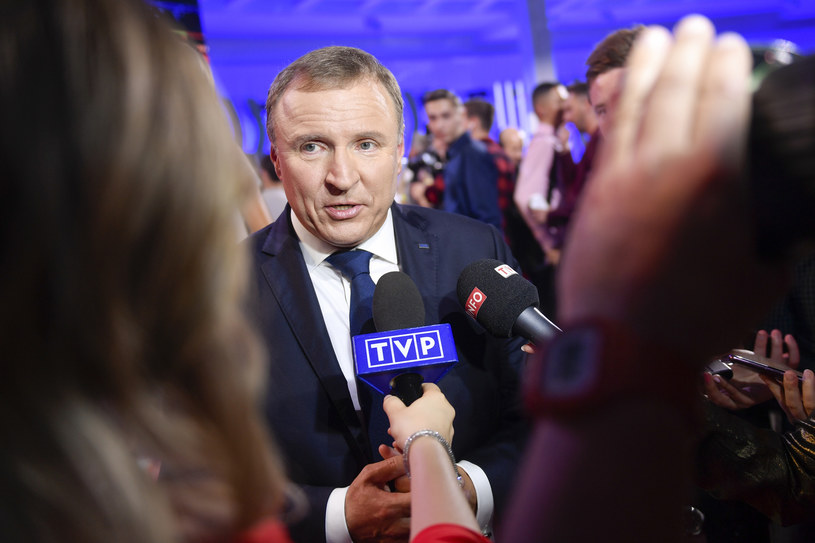- Na razie jestem prezesem Telewizji Polskiej - powiedział w piątek prezes TVP Jacek Kurski. Jak podkreślił, jeśli prezydent Andrzej Duda wyrazi taką sugestię - nie musi nim być. "Dla mnie ważne jest to, żeby media miały finansowanie" - dodał.