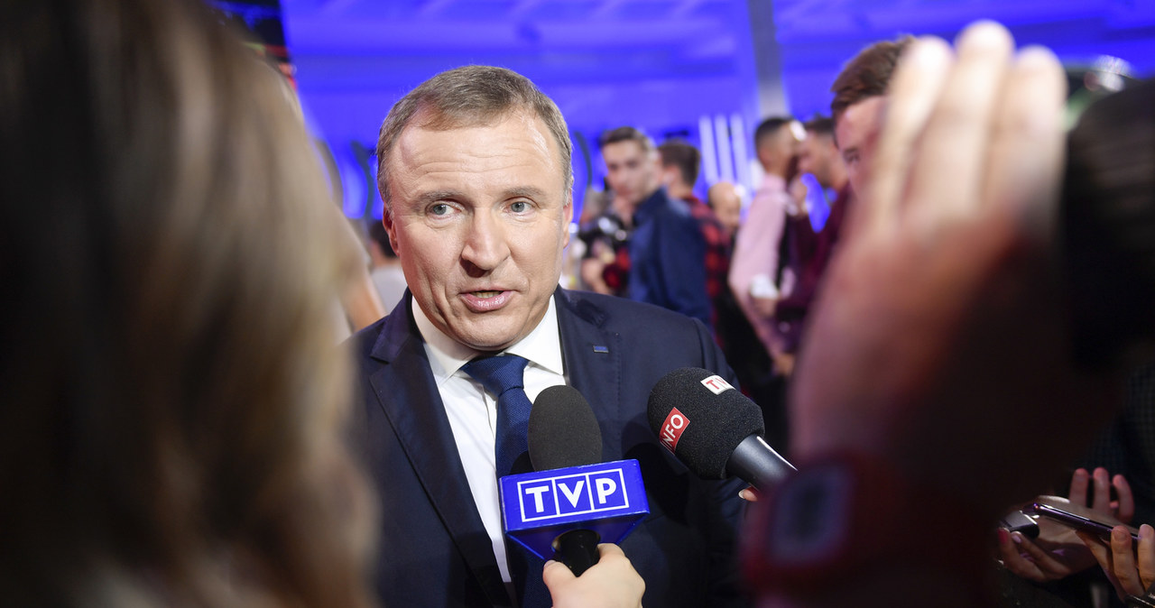 - Na razie jestem prezesem Telewizji Polskiej - powiedział w piątek prezes TVP Jacek Kurski. Jak podkreślił, jeśli prezydent Andrzej Duda wyrazi taką sugestię - nie musi nim być. "Dla mnie ważne jest to, żeby media miały finansowanie" - dodał.