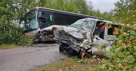 Jedna osoba została ranna w czołowym zderzeniu autobusu szkolnego z busem w miejscowości Leśniki koło Tykocina na Podlasiu.