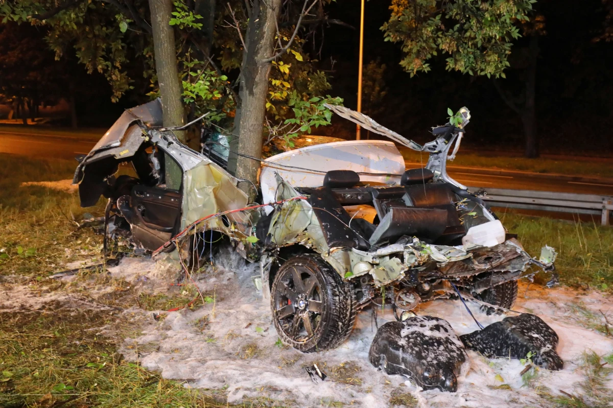 ​W ciężkim stanie trafił do szpitala kierowca samochodu, który wczoraj wieczorem wypadł z Wisłostrady i uderzył w drzewo. Do wypadku doszło po godzinie 21 za mostem Gdańskim na jezdni w kierunku Bielan.