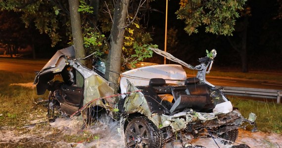 ​W ciężkim stanie trafił do szpitala kierowca samochodu, który wczoraj wieczorem wypadł z Wisłostrady i uderzył w drzewo. Do wypadku doszło po godzinie 21 za mostem Gdańskim na jezdni w kierunku Bielan.