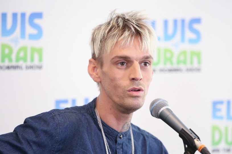 Aaron Carter, brat Nicka Cartera, członka zespołu Backstreet Boys, wyjawił ostatnio że zmaga się z wieloma poważnymi problemami psychicznymi. Gwiazdora odwiedzili niedawno funkcjonariusze policji z osobą, która miała sprawdzić stan jego zdrowia i zadecydować, o jego ewentualnej przymusowej hospitalizacji. 