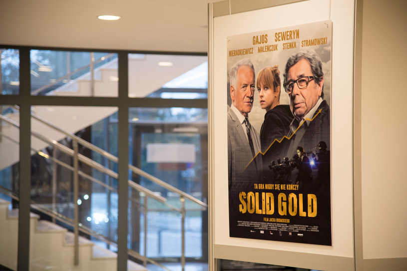 Film "Solid Gold" został wycofany z udziału w Festiwalu w Gdyni przez producenta filmu Akson Studio, w związku z tym, że nie został on jeszcze ukończony i odebrany przez TVP, która jest jego koproducentem - napisano w oświadczeniu TVP przesłanym PAP w środę.