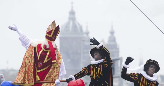 W niderlandzkiej tradycji świętemu Mikołajowi (Sinterklaas) towarzyszy pomocnik - Czarny Piotruś (Zwarte Piet). To właśnie Czarny Piotruś wspina się na dachy i wchodzi przez kominy, żeby zostawić upominki dla dzieci w wigilię dnia świętego Mikołaja. 6 grudnia chodzi ulicami miasta i częstuje przechodniów drobnymi łakociami. Jego zadaniem jest również dźwiganie worka z prezentami i opieka nad koniem świętego. 