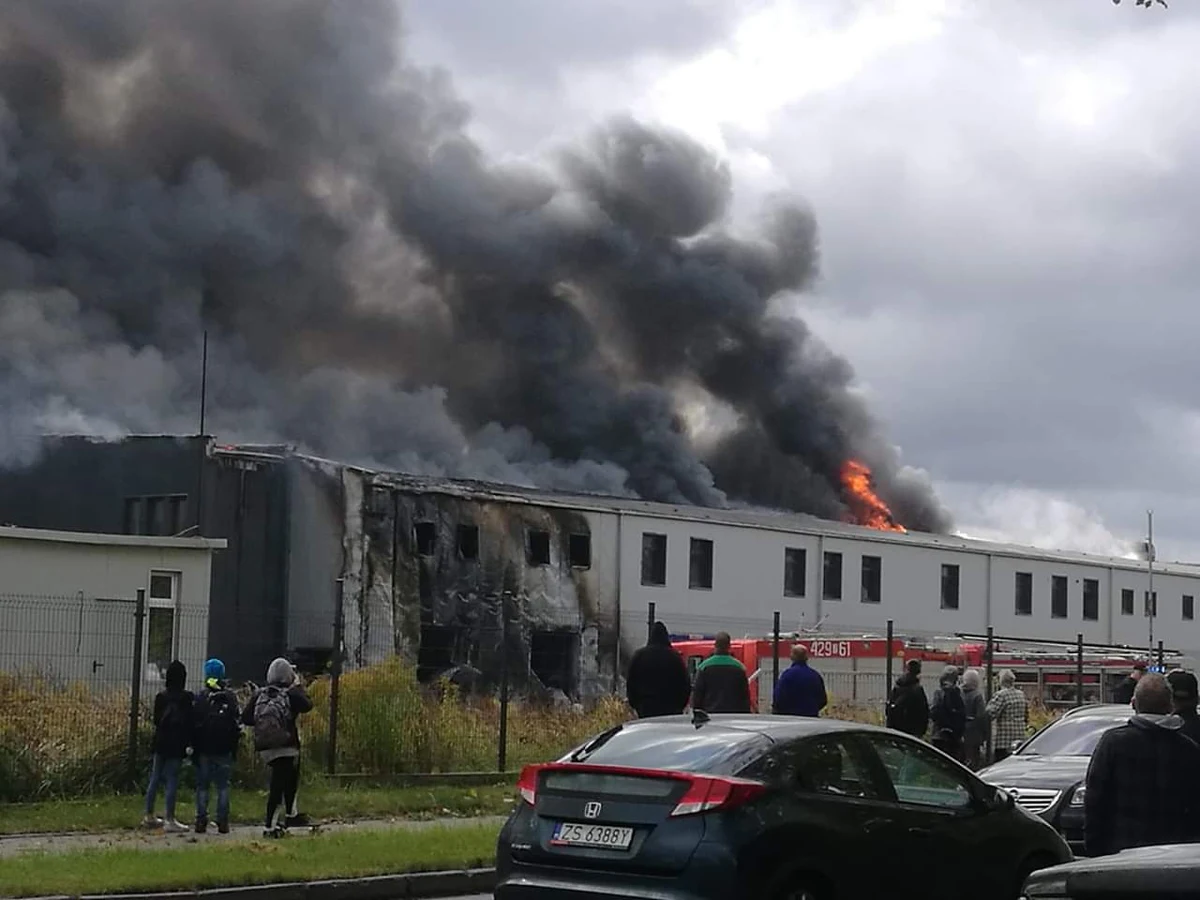 20 zastępów straży pożarnej walczyło z ogniem w Złocieńcu w Zachodniopomorskiem. Płonęła tam hala magazynowa dawnego zakładu przetwórstwa rybnego przy ulicy Drawskiej. Na szczęście nikt w tym pożarze nie ucierpiał.