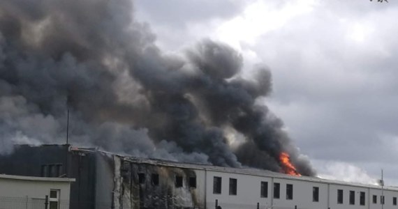 20 zastępów straży pożarnej walczyło z ogniem w Złocieńcu w Zachodniopomorskiem. Płonęła tam hala magazynowa dawnego zakładu przetwórstwa rybnego przy ulicy Drawskiej. Na szczęście nikt w tym pożarze nie ucierpiał.