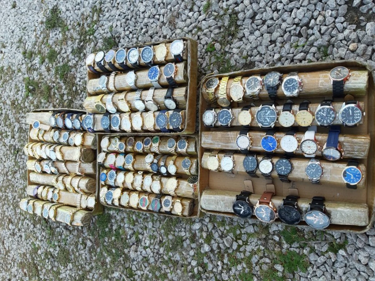 ​Dwa magazyny z kosmetykami, odzieżą, zegarkami, biżuterią i perfumami z nielegalnie naniesionymi zastrzeżonymi znakami towarowymi znanych światowych marek zlikwidowali w powiecie piaseczyńskim i grójeckim funkcjonariusze z wołomińskiej komendy, stołecznego wydziału odzyskiwania mienia i Mazowieckiego Urzędu Celno-Skarbowego.