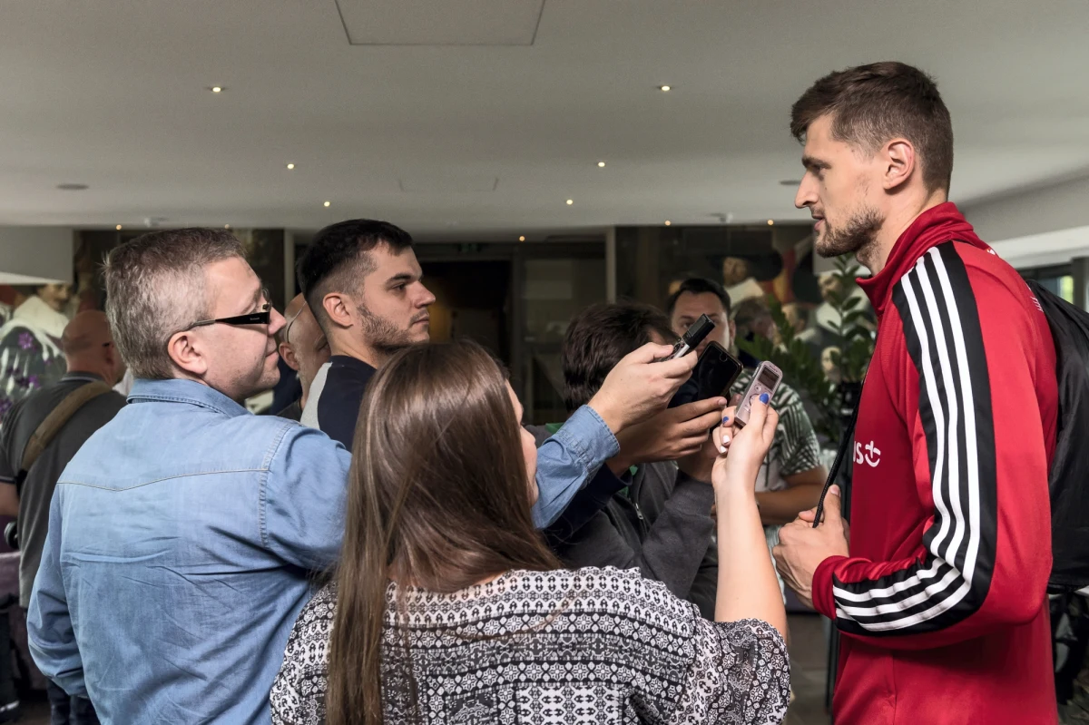 Polscy siatkarze na trwających mistrzostwach Europy mają dziś dzień przerwy. Meczu dziś nie rozegrają, ale nie jest to równoznaczne z tym, że mają wolne. O tym, jak spędza się dzień bez turniejowego grania i o ciężkich rozstaniach przed wyjazdami na zgrupowania z Piotrem Nowakowskim, środkowym polskiej reprezentacji, rozmawiał w Amsterdamie Wojciech Marczyk. 