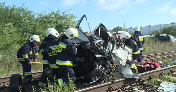 Wypadek na niestrzeżonym przejeździe kolejowym w Ociążu w Wielkopolsce. Auto uderzyło tam w rozpędzony pociąg osobowy. Za kierownicą samochodu była 19-latka. Młoda kobieta jest ciężko ranna. 