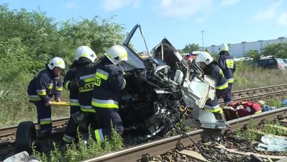 Wielkopolska: 19-latka uderzyła autem w rozpędzony pociąg