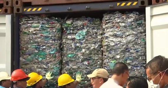 Dżakarta, Indonezja. Indonezja zdecydowała o zwrocie 547 kontenerów odpadów po odkryciu, że zawierają one m.in. odpady plastikowe i materiały niebezpieczne dla środowiska. Śmieci trafią z powrotem do USA, Nowej Zelandii, Hiszpanii, Belgii i Wielkiej Brytanii. Najwięcej, bo ponad 135 ton odpadów trafi także do Australii.