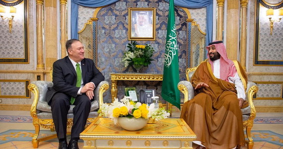 USA stoją ramię w ramię z Arabią Saudyjską i popierają jej prawo do samoobrony - napisał na Twitterze, po spotkaniu z saudyjskim następcą tronu, szef amerykańskiej dyplomacji Mike Pompeo. "Niosące zagrożenia zachowanie Iranu nie będzie tolerowane" - dodał.
