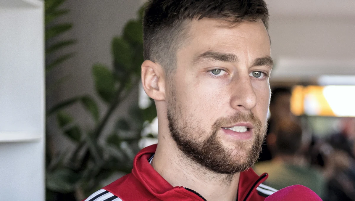 Biało-czerwoni siatkarze szykują się do ostatniego meczu w fazie grupowej mistrzostw Europy. Dziś wieczorem przeciwnikiem kadry Vitala Heynena będzie reprezentacja Ukrainy, która pokonała wczoraj Estonię 3:0. Polacy odpoczywali w środę od rozgrywania meczów, ale nie od treningów. Vital Heynen przeprowadził dwa: w siłowni i w hali. Siatkarze mieli też odrobinę wolnego. O tym, co robić w dniu, w którym nie ma meczu – z kapitanem naszej reprezentacji Michałem Kubiakiem rozmawiał Wojciech Marczyk.