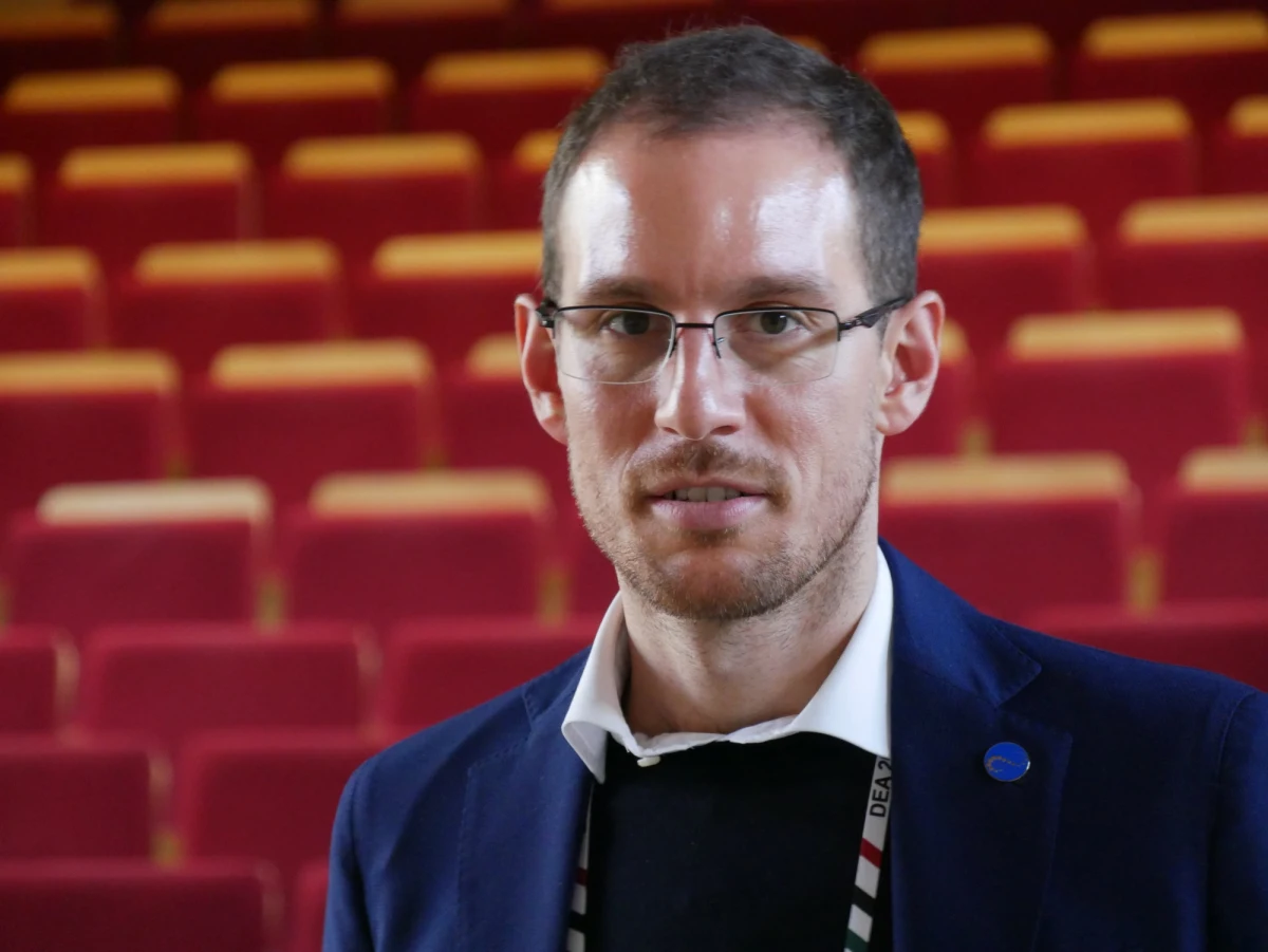 "Nie da się wymyślić jednego wzoru, który pozwoliłby zlikwidować w mieście korki, jednak matematyka pomaga je omijać" - mówi RMF FM prof. Alessio Figalli z ETH w Zurychu, ubiegłoroczny laureat medalu Fieldsa, najbardziej prestiżowej matematycznej nagrody. Włoch otrzymał ją za rozwiązanie tzw. problemu optymalnego transportu, który może mieć wiele praktycznych zastosowań, nie tylko w samym transporcie, ale między innymi także w meteorologii. W rozmowie z Grzegorzem Jasińskim Figalli mówi między innymi o tym, jak pracuje, czy pasuje mu określenie Medalu Fieldsa matematycznym Noblem, jak postrzega rolę matematyki w świecie najnowszych technologii.