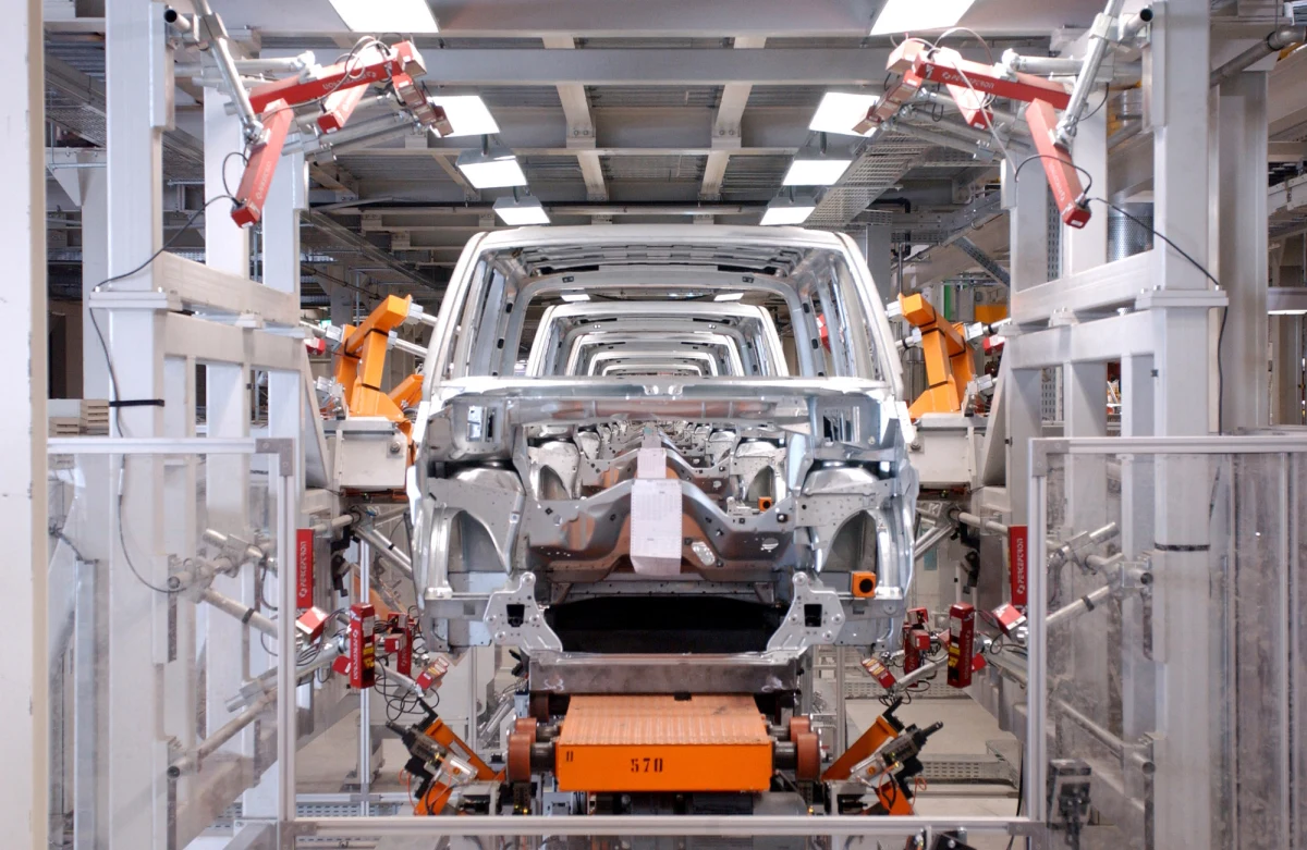 Polska gospodarka zalicza ostry i zaskakujący spadek. Główny Urząd Statystyczny podał, że w sierpniu produkcja przemysłowa spadła w porównaniu z zeszłym rokiem aż o 1,3 procent. To - jak zauważa dziennikarz RMF FM Krzysztof Berenda - niemiła niespodzianka: ekonomiści spodziewali się bowiem prawie 2-procentowego wzrostu, a miesiąc wcześniej wskaźnik ten poszedł w górę o niemal 6 procent.