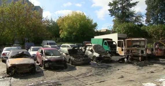 Siedem zastępów Straży Pożarnej gasiło w nocy pożar na parkingu jednej z gorzowskim firm zajmujących się pomocą drogową. Płomienie uszkodziły 18 z 44 stojących tam aut. Kilka spłonęło doszczętnie. Sprawą zajmuje się policja – poinformował oficer prasowy Komendy Miejskiej PSP w Gorzowie Bartłomiej Mądry.