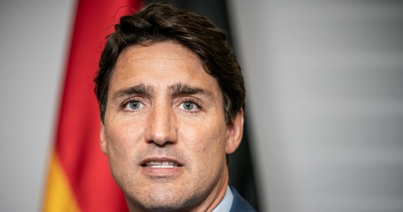 Justin Trudeau pomalował twarz na brązowo i wystąpił na imprezie szkolnej jako Aladyn. Jedno zdjęcie z 2001 roku może zaważyć na politycznej karierze premiera Kanady. „Powinienem już wtedy wiedzieć, że to niewłaściwe. Zrobiłem to i jest mi z tego powodu przykro” – przeprasza Trudeau po tym, jak zdjęcie pojawiło się w mediach.