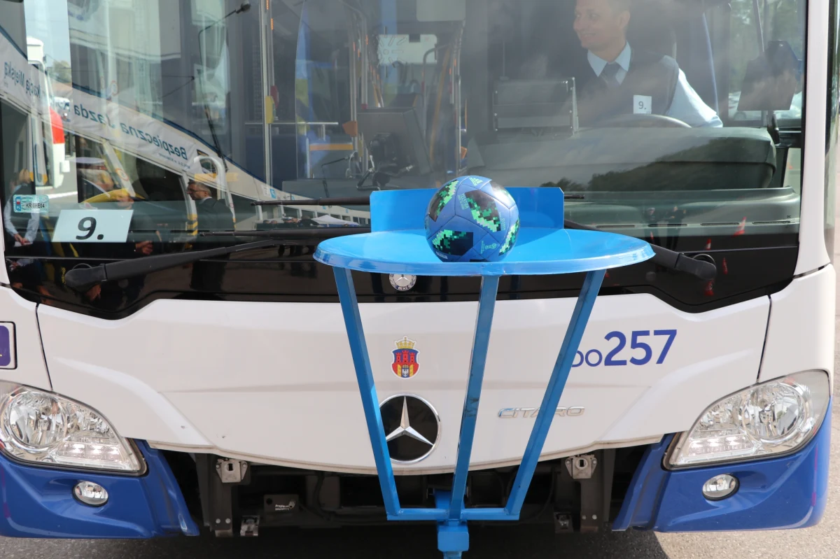 Rzucanie piłką do kosza czy jazda slalomem na czas - między innymi takie zadania musieli wykonać uczestnicy konkursu na najlepszego kierowcę MPK w Krakowie. Najlepszym okazał się być Piotr Trojański.