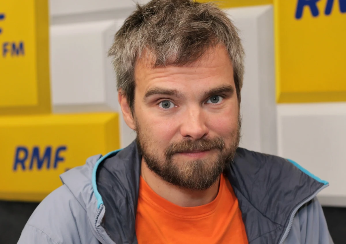 Zygmunt Miłoszewski przyznał, że w rubryce "zawód" wpisuje: pisarz. "Ale nie wypełniamy żadnych formularzy. Z punktu widzenia państwa nie istniejemy, więc też państw nic od nas nie chce" – to, jak  mówił gość Popołudniowej rozmowy w RMF FM, argument, dlaczego popiera pomysł powstania przepisów, które pomogą rozstrzygnąć, kto jest zawodowym artystą. Chodzi o projekt ustawy o statusie artysty zawodowego. "Piekło zamarzło. Osoby, które są w silnej opozycji wobec władzy, postanowiły bronić ministra Piotra Glińskiego" – mówił Miłoszewski. Pisarz przyznał, że płaci na ZUS, bo jest przedsiębiorcą. "Jestem w gronie 1-2 proc. artystów, którym się udało, którzy osiągnęli sukces i których stać na to, żeby opłacać ZUS" – dodaje. "Artysta, który nie ma zarejestrowanej działalności gospodarczej, nie istniej. Nas nie ma" – mówi. 