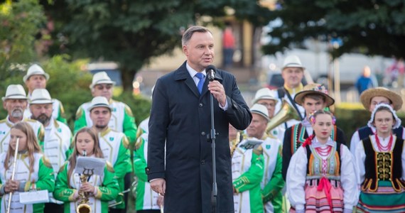 Prezydent Andrzej Duda podpisał ustawę obniżającą stawkę PIT z 18 proc. do 17 proc. i podwyższającą ponad dwukrotnie koszty uzyskania przychodów - poinformowała w czwartek w komunikacie Kancelaria Prezydenta. Zmiany zaczną obowiązywać od 1 października br.