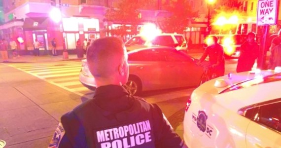 Jedna osoba zginęła, a pięć zostało rannych w strzelaninie, do jakiej doszło późnym wieczorem na ulicach Waszyngtonu, niedaleko Białego Domu. Sprawcy są poszukiwani. NBC Washington poinformowało natomiast, że kilkadziesiąt minut po pierwszych dramatycznych wydarzeniach w innej części miasta postrzelone zostały trzy osoby.