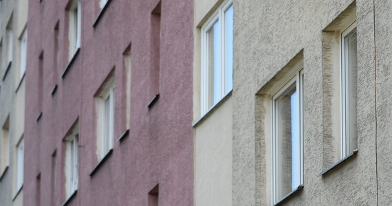 Czteroletni chłopiec, który wypadł z okna mieszkania znajdującego się na 11. piętrze jednego z budynków w Toruniu, przeżył wielogodzinną operację. Jest w stanie ciężkim, ale stabilnym - powiedział PAP rzecznik prasowy województwa szpitala w Toruniu Janusz Mielcarek. 